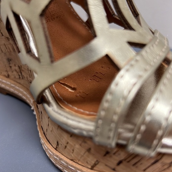 Beautiful Gold Wedges Sandals - Picture 4 of 6
